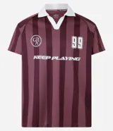 Remera deportiva de fútbol para hombre con cuello polo acanalado, mangas cortas, letras y rayas. Confeccionada con tecnología dry que absorbe el sudor.