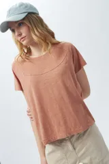 Remera lila de algodón, de manga corta y cuello redondo.