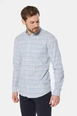 Camisa de manga larga con estampado a cuadros, corte regular y logo bordado.