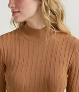 Polera color camel de punto acanalado, con cuello alto y mangas largas.