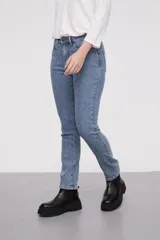 Pantalon jean de corte skinny y tiro alto, con diseño clásico de cinco bolsillos y cierre frontal con botón y cremallera.