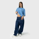 Jean de corte ultra baggy confeccionado en denim de algodón color azul, con diseño holgado y bolsillos traseros con bordado decorativo.