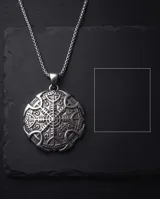 Dije de acero circular con diseño grabado de estilo vikingo.