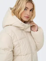 Campera puffer larga con capucha ajustable, cierre frontal combinado de botones a presión y cremallera, y puños internos. Diseño acolchado de corte recto.