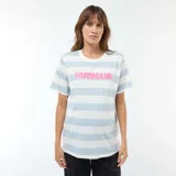 Remera de lactancia a rayas celestes y blancas, de manga corta, con cuello redondo y estampado con la palabra 'FAMIGLIA' en color rosado.