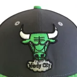 Gorro New Era 59Fifty del equipo de baloncesto Chicago Bulls, color gris con visera azul y logo del equipo bordado en azul en el frente.