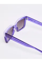 Lentes de sol Tiwi modelo Mali, con montura cuadrada de acetato color lila y lentes degradadas color borgoña.