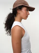 Musculosa básica blanca de corte ajustado y cuello redondo al cuerpo, confeccionada en algodón elastizado.