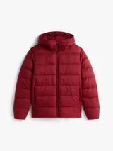 Campera acolchada de hombre, color rojo, confeccionada en tejido Ripstop de nailon con aislamiento térmico y acabado repelente al agua. Presenta capucha fija ajustable, cierre frontal, dos bolsillos laterales con cremallera y un bolsillo interior con cremallera.