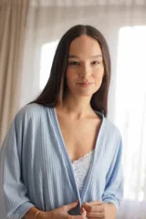 Bata estilo kimono de algodón blanco con diseño acanalado, mangas al codo y lazo ajustable en la cintura.