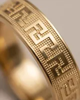 Anillo de acero con baño de oro, diseño ancho con patrón geométrico estilo greca.