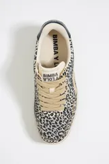 Zapatillas urbanas con estampado animal print, plataforma color gris y detalles dorados.
