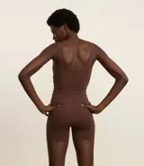 Enterito deportivo azul con escote cuadrado y breteles anchos.