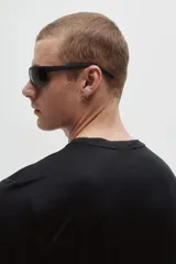 Remera deportiva de manga larga y cuello redondo, confeccionada en tejido funcional DryMove negro con aberturas cortas en el bajo.