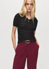 Pantalón de tiro medio color bordó, de diseño recto y largo, con trabillas para cinto y cierre oculto.