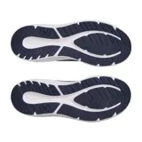 Championes de running Under Armour modelo Charged Pursuit 4, color azul marino con logo blanco en el lateral y entresuela blanca con tecnología Charged Cushioning. Presentan una parte superior de malla transpirable y diseño ergonómico para mayor comodidad y respuesta.