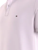 Chomba de corte regular confeccionada en mezcla de algodón y elastano. Presenta cuello tipo polo, cartera de dos botones, mangas cortas y el logo de la marca bordado en el pecho.