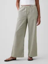 Jean wide leg de tiro medio color verde militar, con cintura elástica con cordón ajustable y bolsillos laterales.