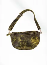 Riñonera de cuero color verde oliva con detalles desgastados en amarillo, cierre metálico dorado y correa ajustable con hebilla.