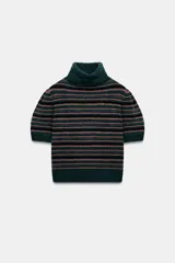 Jersey de punto con cuello subido y manga corta, diseño a rayas horizontales en tonos verde oscuro, negro y rosado.