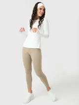 Remera manga larga de entrenamiento color blanco, de cuello redondo y calce ajustado. Cuenta con tecnología Aircool de secado rápido y orificios para el pulgar en los puños.