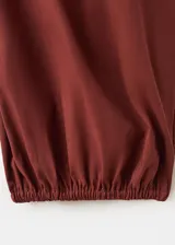 Pantalón largo color bordó de diseño globo, con cintura ajustable elastizada y dos bolsillos laterales.