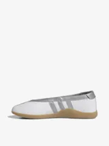 Zapatillas Adidas Taekwondo Mei Ballet, color blanco con detalles plateados y suela color caramelo. Diseño inspirado en las bailarinas, con tres tiras elásticas de diferentes largos para atar de múltiples formas.