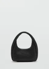 Bolso negro de mano con diseño trenzado y asa corta integrada.