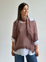 Sweater de punto color marrón chocolate con cuello redondo, mangas tres cuartos y diseño asimétrico. Incluye un pañuelo a juego con detalles de puntilla en los bordes.