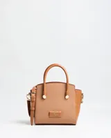 Cartera mediana color tostado, con doble asa de mano, detalles de herrajes dorados y correa larga regulable y desmontable. Cuenta con placa metálica frontal con el logo de la marca.