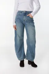 Pantalón jean de tiro alto y corte wide leg en tono azul medio, con diseño relajado.
