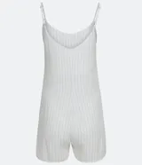 Enterito corto de tirantes finos ajustables, color blanco con rayas verticales finas, escote en V y bolsillos delanteros.