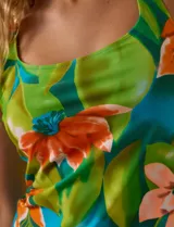 Tankini marca Club del Sol con musculosa de escote cuadrado y estampado floral en tonos verdes, azules y naranjas. Incluye copa armada con sujetador interno y forro. La parte inferior es de color turquesa liso.