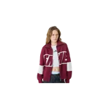 Cardigan de punto Eme Studios con cierre frontal y cuello polo, de color bordó con una franja blanca horizontal en el pecho y las mangas, con el texto EME estampado.