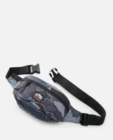 Riñonera Rip Curl modelo Search Camo, confeccionada con tejido Hydro Protech resistente al agua, con estampado de camuflaje en tonos grises y negros. Cuenta con un compartimento principal con cierre, bolsillo frontal seguro, parche con el logo de la marca y correa ajustable con hebilla.
