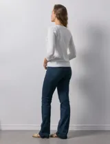 Cardigan blanco de tejido fino con abertura central y botones.