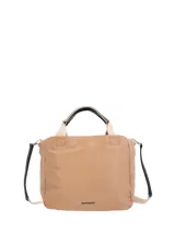 Cartera tipo tote Hush Puppies, color beige, confeccionada en poliéster reciclado. Cuenta con doble asa de mano en color negro y beige, correa ajustable y desmontable, cierre principal y logo de la marca en la parte inferior.
