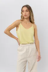 Musculosa de breteles finos con escote en V, confeccionada en tejido fluido con una leve textura satinada.