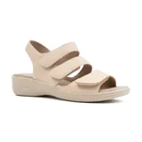 Sandalias bajas color beige con tres tiras horizontales con velcro y tira trasera con hebilla.