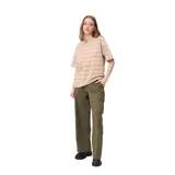Pantalon cargo de corte recto y tiro medio, color verde oliva. Cuenta con bolsillos laterales tipo cargo con solapa, bolsillos frontales y cierre de botón y cremallera.