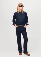 Jeans tiro medio de corte recto y diseño largo, confeccionados en tejido denim de algodón. Cuentan con cierre delantero de cremallera y botón, trabillas para cinturón, bolsillos delanteros y bolsillos de parche en la parte posterior, con costura del bajo ancha.