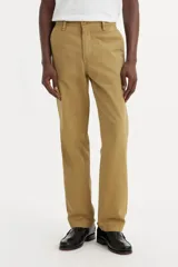 Pantalón chino color beige, de corte recto y tiro medio.