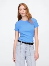 Remera de tejido rib, corte ajustado al cuerpo, con cuello redondo y mangas cortas.