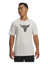 Remera de manga corta color beige con cuello redondo acanalado. Presenta un estampado frontal en color gris oscuro con el logo del toro de la colección Project Rock.