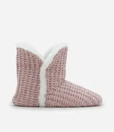 Pantufla tipo bota en color rosado, con superficie externa de tejido texturizado y borde superior e interior forrado en peluche blanco.