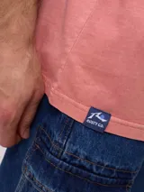 Remera negra de algodón con estampado en la espalda con la leyenda "Rusty Culture" y un diseño de sol con el logo de la marca.