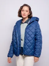 Campera azul con diseño acolchado, capucha, cierre frontal con cremallera y botones a presión, bolsillos laterales y puños elastizados.