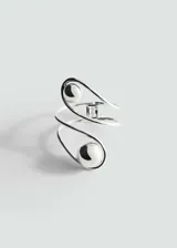 Brazalete rígido de diseño espiral en metal plateado con acabado pulido, que presenta dos esferas decorativas en los extremos.