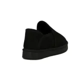 Pantuflas cerradas tipo mocasín, color negro, con interior afelpado.
