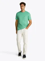 Remera de cuello redondo de Tommy Hilfiger, confeccionada en puro algodón. Presenta un corte regular, manga corta y un bolsillo de parche en el pecho con el logo de la marca bordado.
